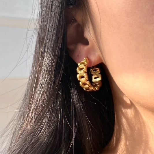 Χρυσαφί σκουλαρίκια κρίκοι με ανάγλυφο σχέδιο