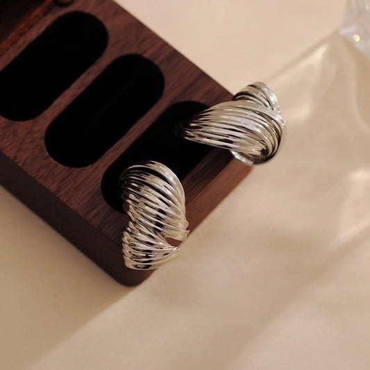Σκουλαρίκια σπιράλ ασημί με γλυπτή υφή