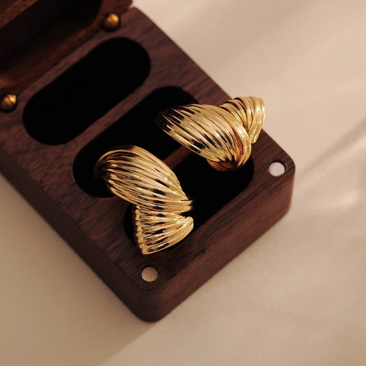 Σκουλαρίκια καρφάκια χρυσαφί με σπιράλ σχέδιο