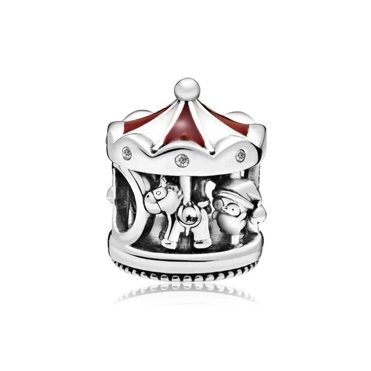 Ασημί γούρι καρουζέλ με κόκκινες λεπτομέρειες