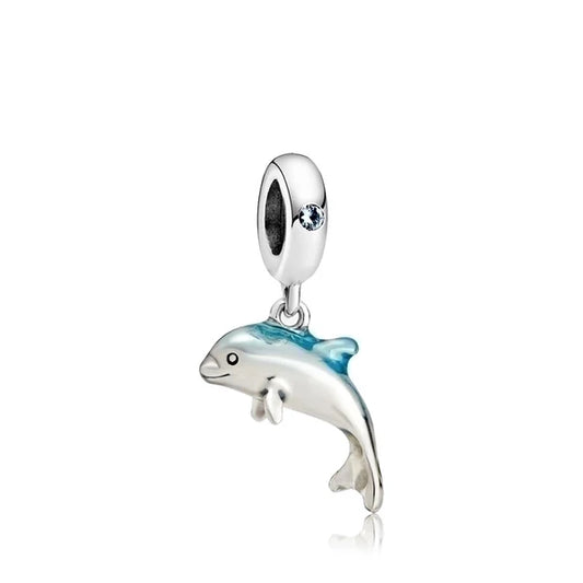 Ασημί γούρι δελφίνι με μπλε λεπτομέρειες, ιδανικό για κομψές καλοκαιρινές εμφανίσεις.