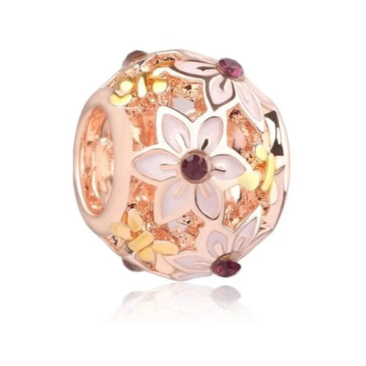 Ροζ χρυσό γούρι με λουλούδια και κομψό σχεδιασμό.