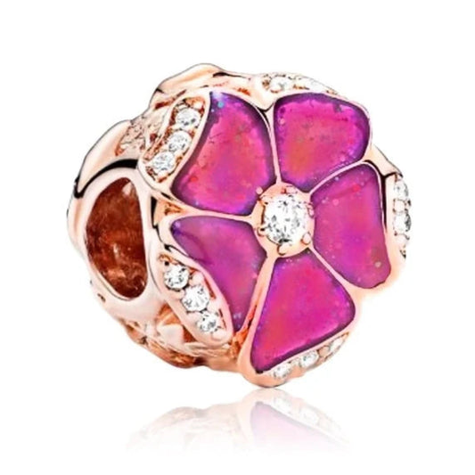 Ροζ χρυσό γούρι λουλούδι με μωβ σμάλτο και λαμπερές λεπτομέρειες.