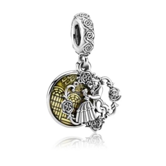 Ασημί γούρι beauty and the beast με ανάγλυφη Μπελ και Τέρας, διακοσμημένο με τριαντάφυλλο και χρυσό σμάλτο.