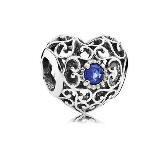 Ασημί charm καρδιά με μπλε ζαφείρι, γενέθλια πέτρα Σεπτεμβρίου.