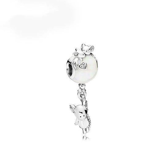 Ασημί γούρι με ποντικάκι και μπαλόνι, ένα παραμυθένιο charm για μοναδικές εμφανίσεις.
