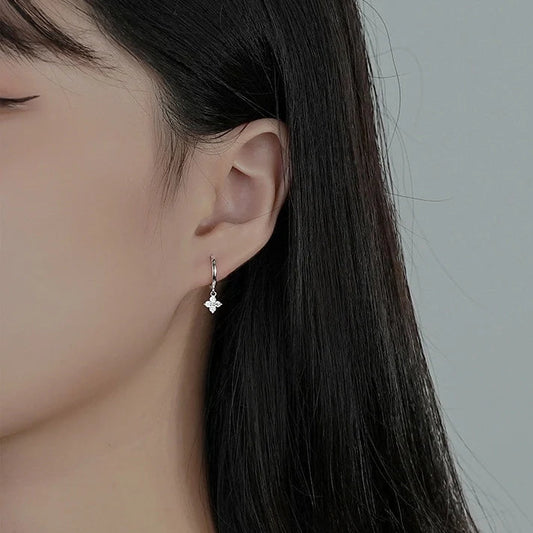 Ασημένια 925 σκουλαρίκια κρίκοι με κρεμαστό μοτίφ ζιργκόν σε σχήμα σταυρού