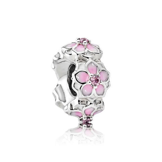 Charm με Ροζ Λουλούδια – Ανοιξιάτικη Φρεσκάδα & Ρομαντική Λάμψη