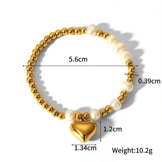Επιχρυσωμένο βραχιόλι από ανοξείδωτο ατσάλι με πέρλες και charm καρδιά, διάμετρος 5.6cm, βάρος 10.2g.