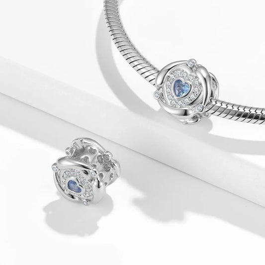 Κομψό charm με μπλε πέτρα σε σχήμα καρδιάς