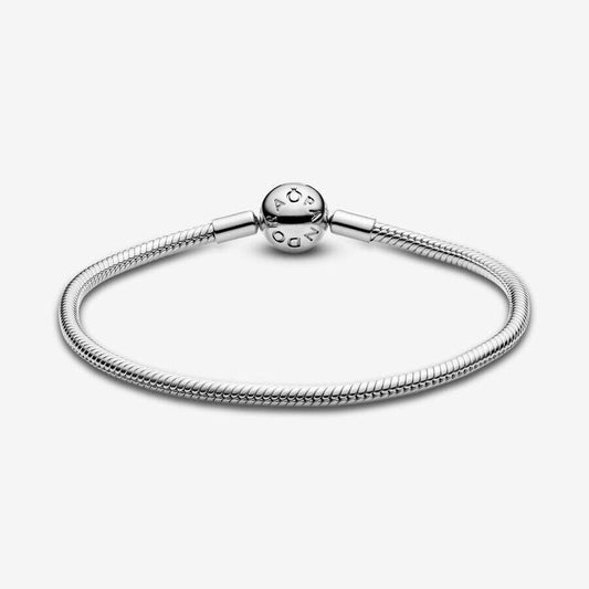 Κομψό ασημί βραχιόλι με στρογγυλό κούμπωμα