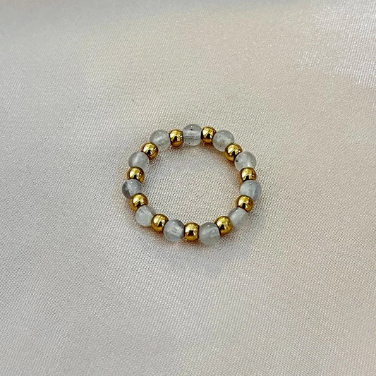 Δαχτυλίδι με ελαστική βάση και λευκές χάντρες με χρυσές λεπτομέρειες