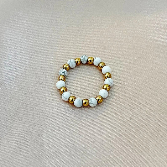 Δαχτυλίδι με ελαστική βάση και λευκές χάντρες με χρυσές λεπτομέρειες