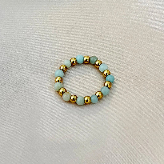 Δαχτυλίδι με γαλάζιες χάντρες και χρυσές λεπτομέρειες με ελαστική βάση