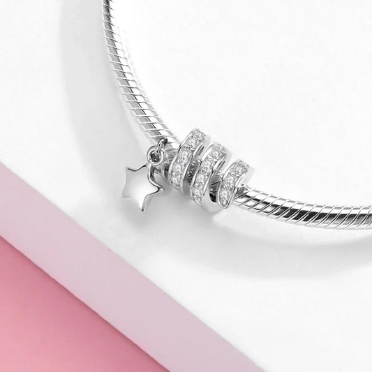 Charm σε σχήμα σπείρας με λευκές πέτρες και αστεράκι