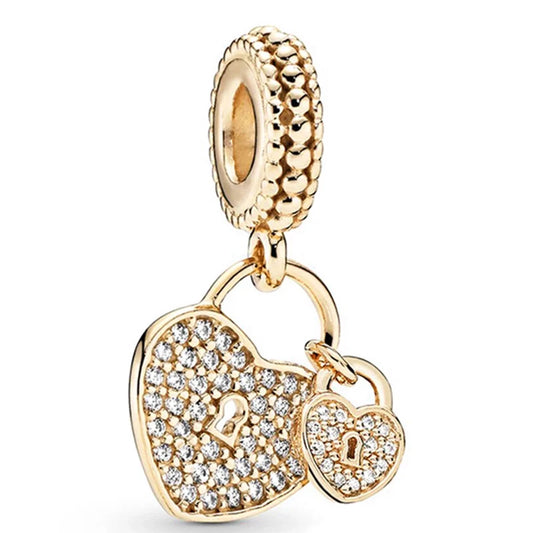 Χρυσαφί charm με δύο κρεμαστές καρδιές και στρας