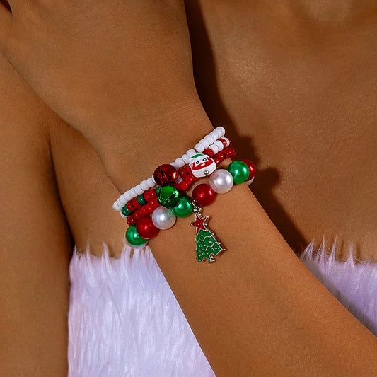 «Χριστουγεννιάτικο βραχιόλι με κόκκινες, πράσινες, λευκές χάντρες και charm δέντρο»