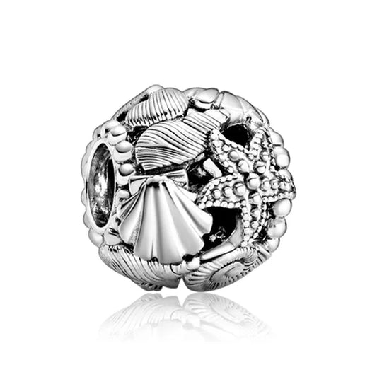 Ασημί charm με ανάγλυφο σχέδιο κοχυλιών και αστερία, ιδανικό για κοσμήματα με θαλασσινή έμπνευση.