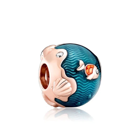 Δίχρωμο charm με σχέδιο βυθού, μπλε σμάλτο, κοχύλια και ροζ χρυσές λεπτομέρειες, ιδανικό για καλοκαιρινά κοσμήματα.