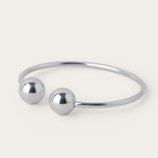 Ασημί βραχιόλι με δύο στρογγυλές χάντρες και minimal σχεδιασμό