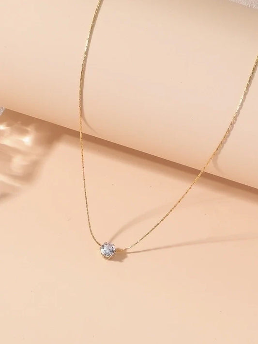 Λεπτό κολιέ με μονόπετρο ζιργκόν σε μινιμαλιστικό σχέδιο, ιδανικό για κομψές εμφανίσεις.