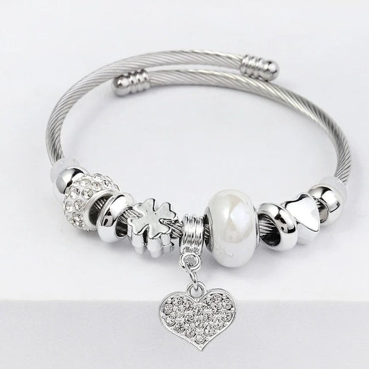 Ασημί charm βραχιόλι με καρδιά, πέρλα και λαμπερά διακοσμητικά από ανοξείδωτο ατσάλι
