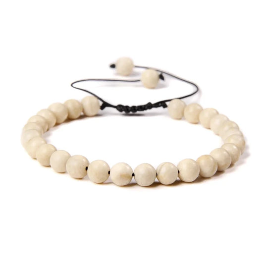 Μπεζ βραχιόλι με χάντρες από φυσική πέτρα και ρυθμιζόμενο κορδόνι.