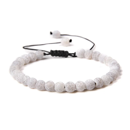Λευκό βραχιόλι με crack χάντρες από φυσική πέτρα και ρυθμιζόμενο κορδόνι.