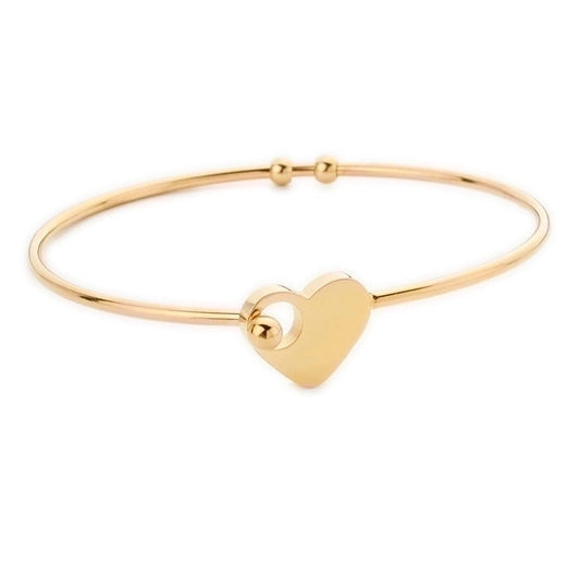 Κομψή γυναικεία χειροπέδα σε χρυσό χρώμα με λεπτομέρεια καρδιά