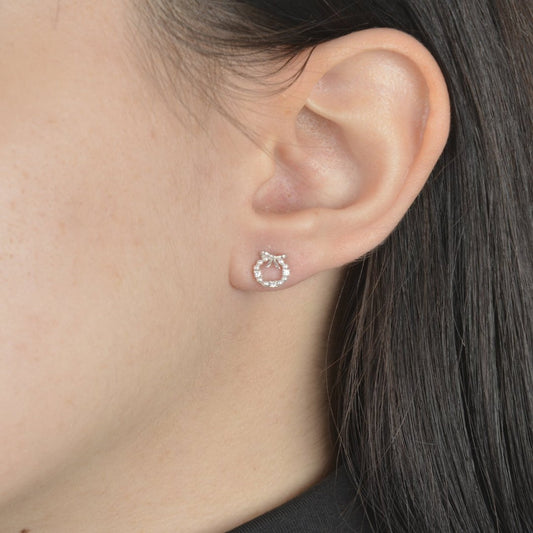 Ασημένια σκουλαρίκια σε σχήμα στεφανιού με μαργαριτάρια, ζιργκόν και φιόγκο.