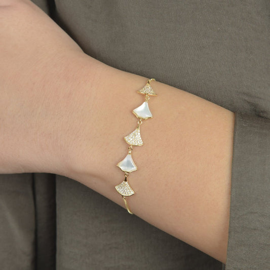 Χρυσό βραχιόλι με στοιχεία φίλντισι και ζιργκόν σε πολυτελή σχεδίαση.