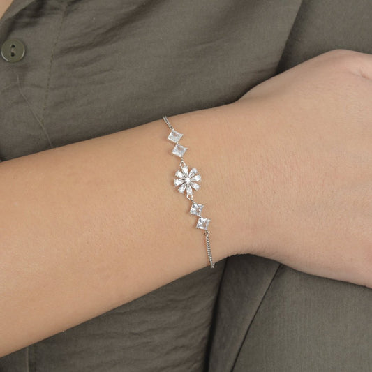 Ασημένιο βραχιόλι με λουλούδι ζιργκόν και διακριτική αλυσίδα.