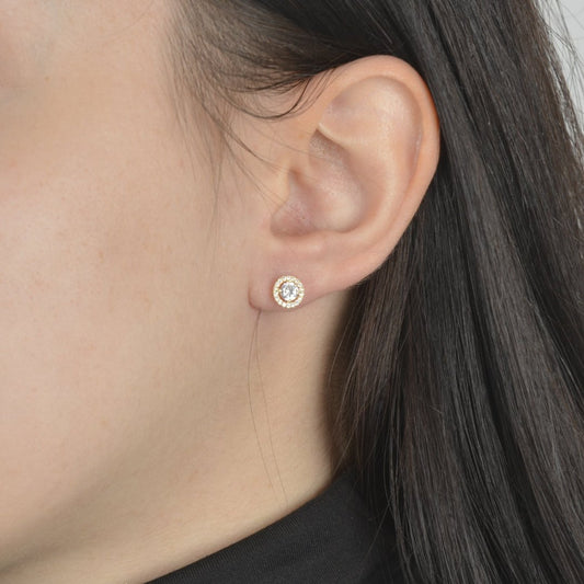 Ασημένια σκουλαρίκια με κυκλικό design και λαμπερά ζιργκόν.