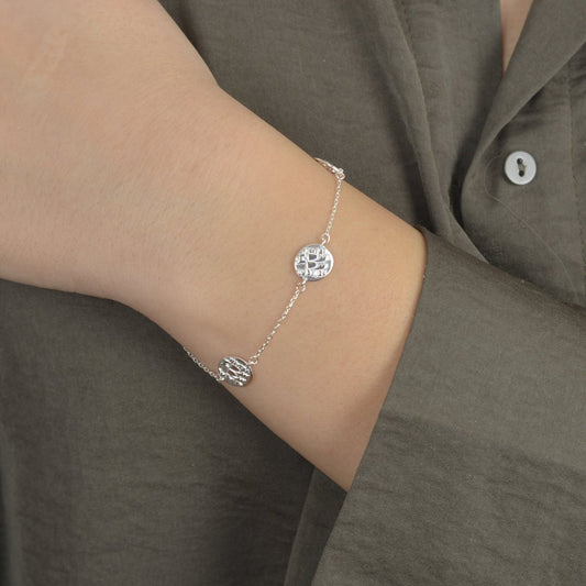 Ασημένιο βραχιόλι με στρογγυλά μοτίβα και λεπτή αλυσίδα.