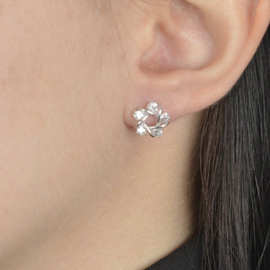 Ασημένια σκουλαρίκια στροβιλισμού με ζιργκόν σε λαμπερό σχέδιο.