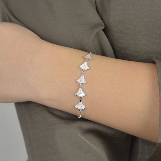 Ασημένιο βραχιόλι με φίλντισι και διακοσμητικά ζιργκόν σε κομψό σχέδιο.