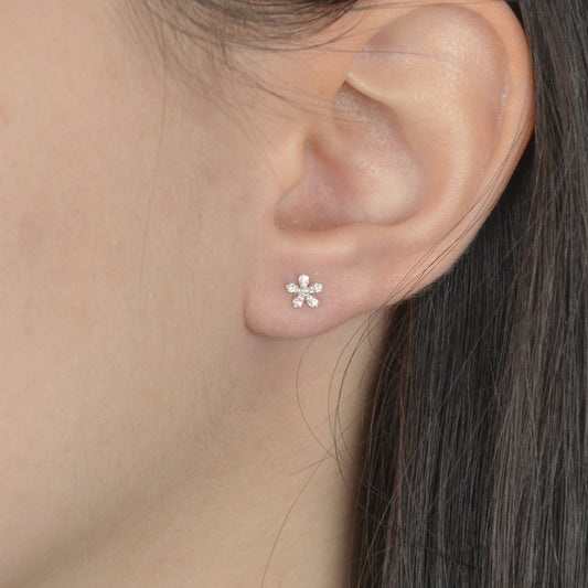 Ασημένια σκουλαρίκια σε σχήμα λουλουδιού με ζιργκόν και πέρλα.