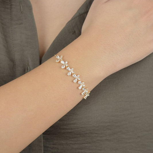 Χρυσό βραχιόλι με πεταλούδες και λαμπερά ζιργκόν σε μοντέρνο design.