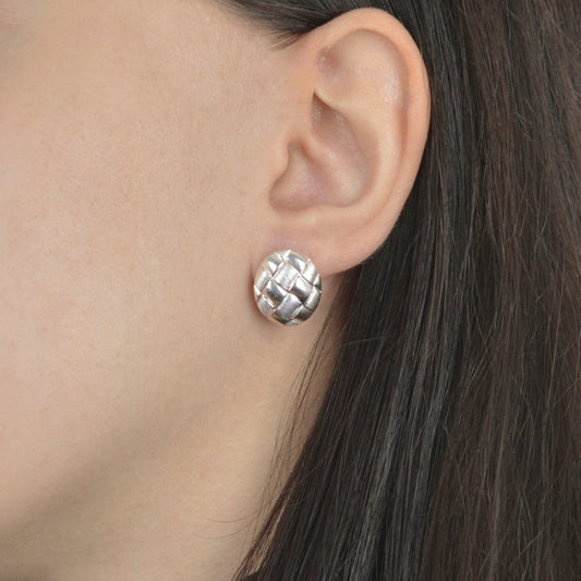 Ασημένια σκουλαρίκια με ανάγλυφο καπιτονέ σχέδιο, κομψός σχεδιασμός.