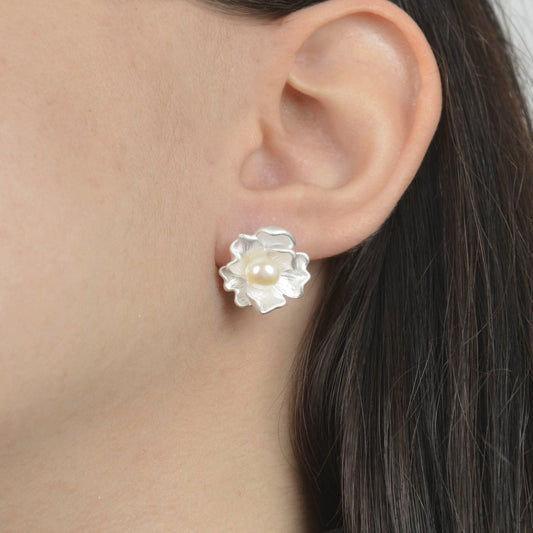 Ασημένια σκουλαρίκια λουλούδι με πέρλα, ρομαντικό σχέδιο.