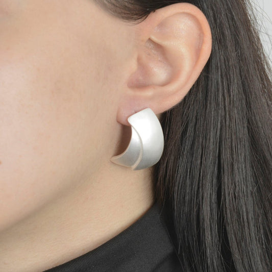 Ασημένια σκουλαρίκια με κυματοειδές σχέδιο και ματ φινίρισμα.