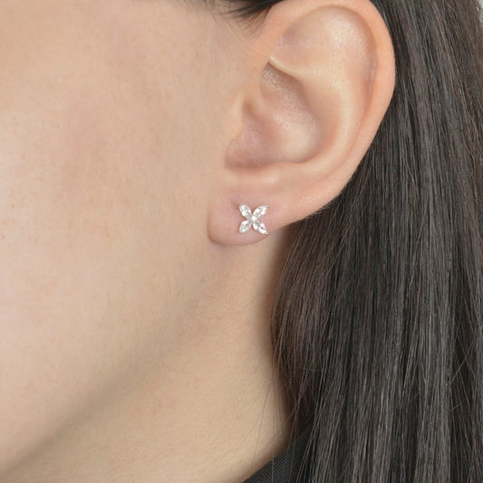 Ασημένια σκουλαρίκια σε σχήμα λουλουδιού με ζιργκόν.