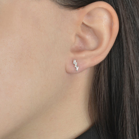 Ασημένια σκουλαρίκια γεωμετρικού σχεδιασμού με baguette ζιργκόν και minimal αισθητική.