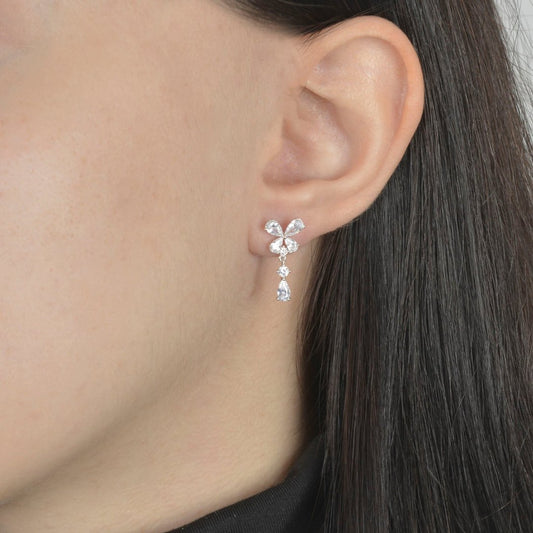 Ασημένια σκουλαρίκια λουλούδι με μακριά ζιργκόν, ιδανικά για βραδινές εξόδους.