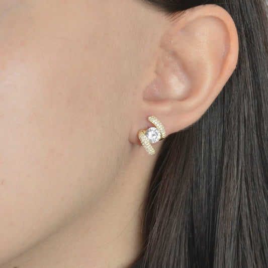 Ασημένια σκουλαρίκια με χρυσή επίστρωση, κεντρικό ζιργκόν και pave λεπτομέρειες.