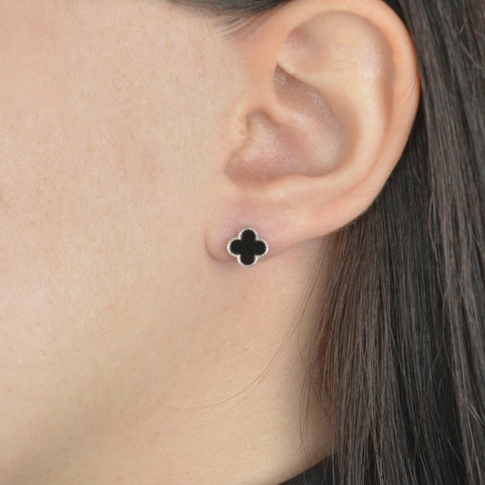 Ασημένια σκουλαρίκια τριφύλλι με μαύρο σμάλτο, διαχρονικό σχέδιο.