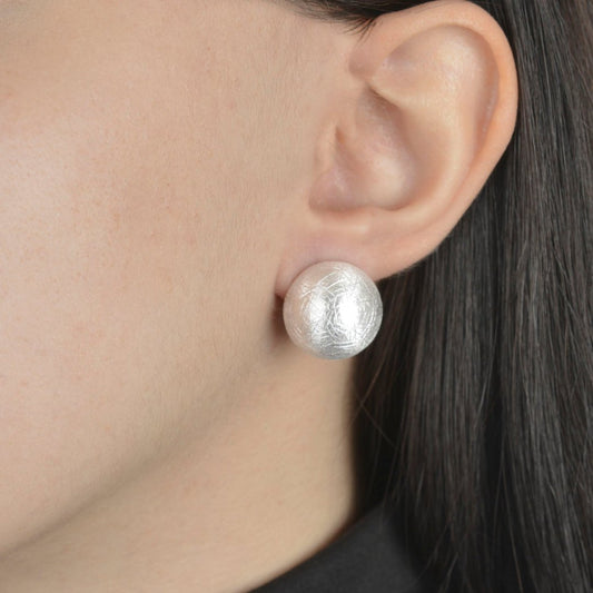 Ασημένια σκουλαρίκια με ματ υφή και μοντέρνο σχέδιο.