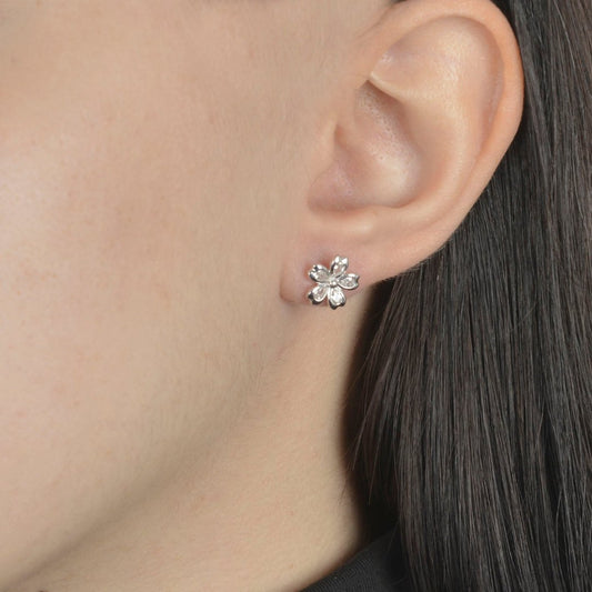 Ασημένια σκουλαρίκια σε σχήμα λουλουδιού με λαμπερά ζιργκόν.