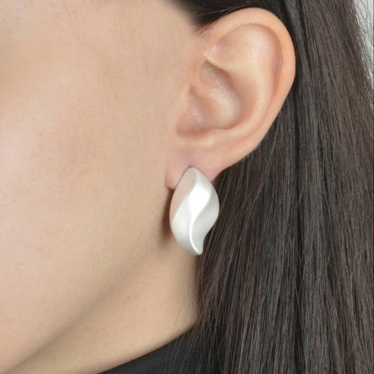 Ασημένια σκουλαρίκια με κυματοειδές design για κομψό στιλ.