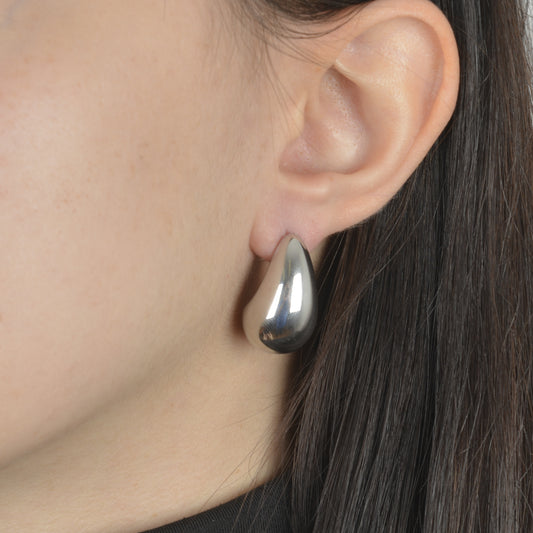 Ασημένια σκουλαρίκια με κυρτό σχέδιο και λαμπερό φινίρισμα.